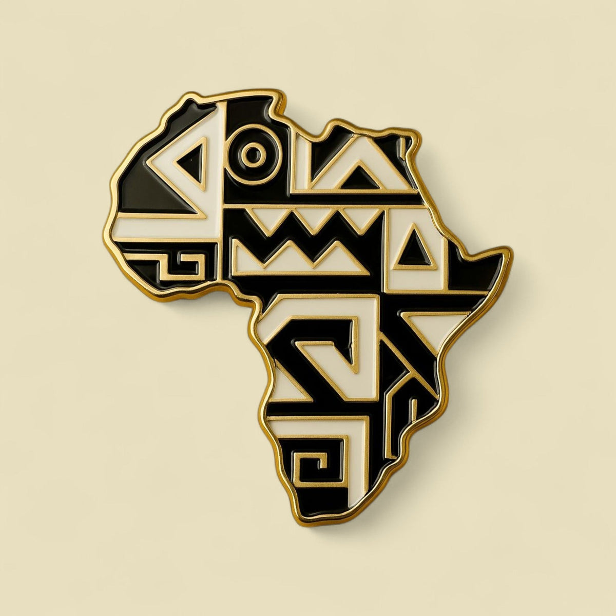 Broche Renaissance Ébène Harlem 1925 en forme de carte d'Afrique avec motifs géométriques noirs, blancs et dorés.