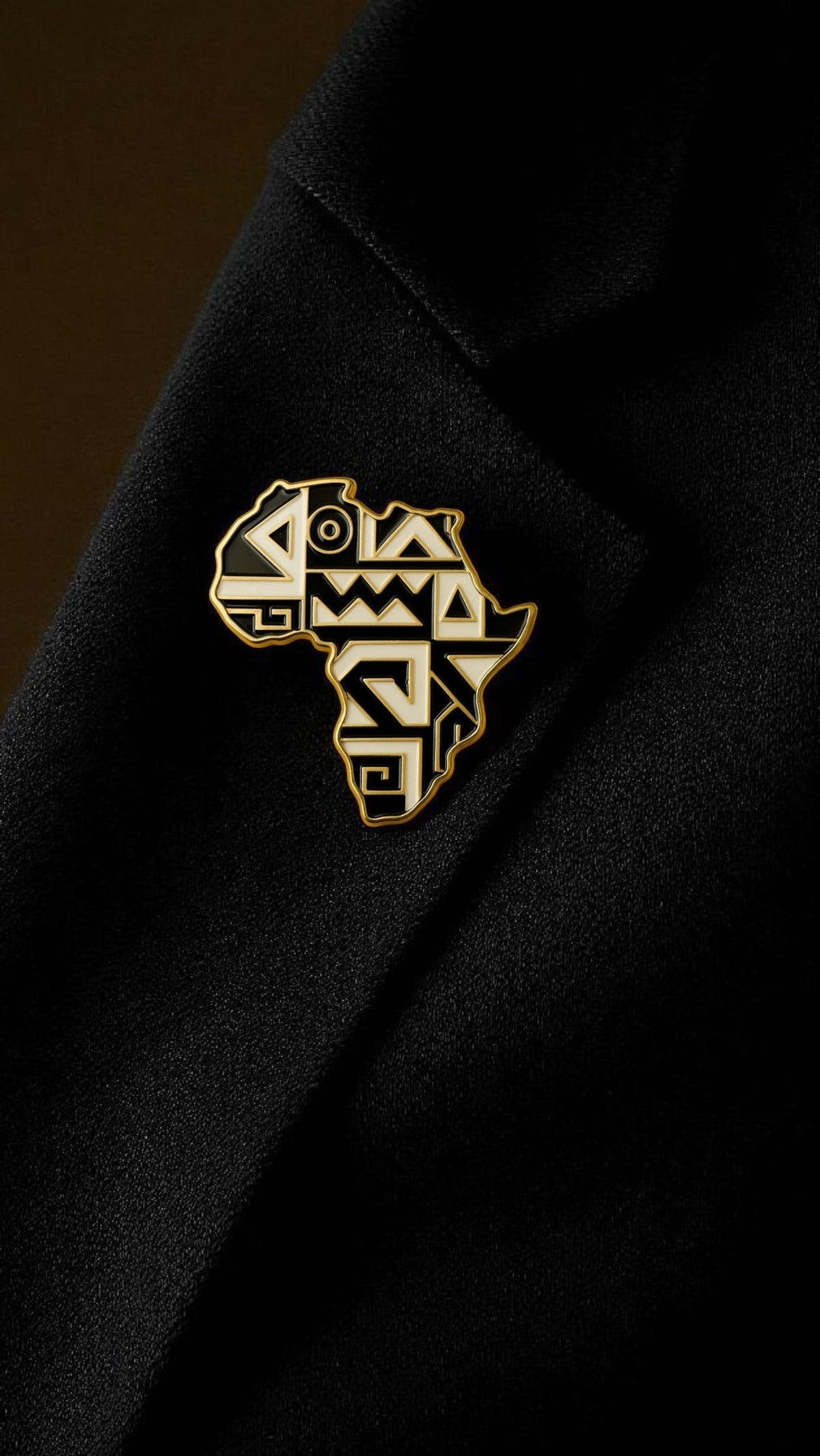 Broche Renaissance Ébène Harlem 1925 en forme de carte d'Afrique avec motifs géométriques Art déco noirs et dorés