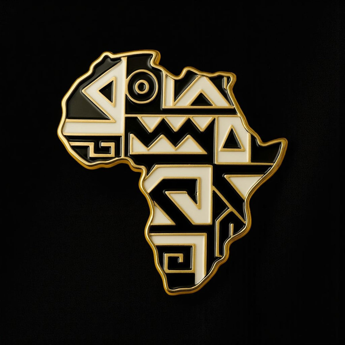 Broche Renaissance Ébène Harlem 1925 en forme de carte d'Afrique avec motifs géométriques Art déco noirs et dorés.
