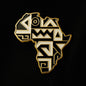 Broche Renaissance Ébène Harlem 1925 en forme de carte d'Afrique avec motifs géométriques Art déco noirs et dorés.