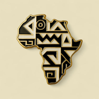Broche Renaissance Ébène Harlem 1925 en forme de carte d'Afrique avec motifs géométriques noirs, blancs et dorés.