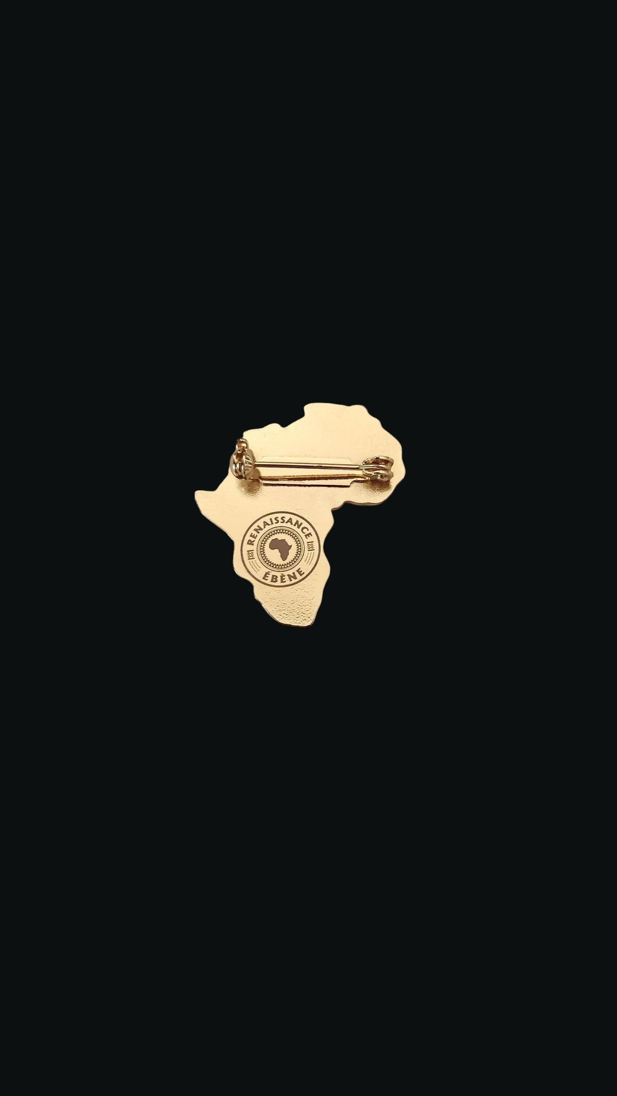 Dos de la broche dorée Renaissance Ébène Harlem 1925 en forme de carte de l'Afrique avec épingle de fixation