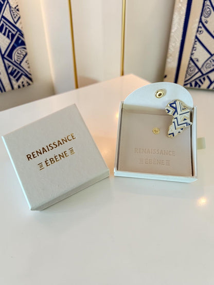 Broche Renaissance Ébène Likolo bleue et dorée aux motifs géométriques dans son coffret cadeau élégant