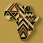 Broche Renaissance Ébène Sankofa en forme de carte d'Afrique avec motifs géométriques noirs, blancs et marron dorés.